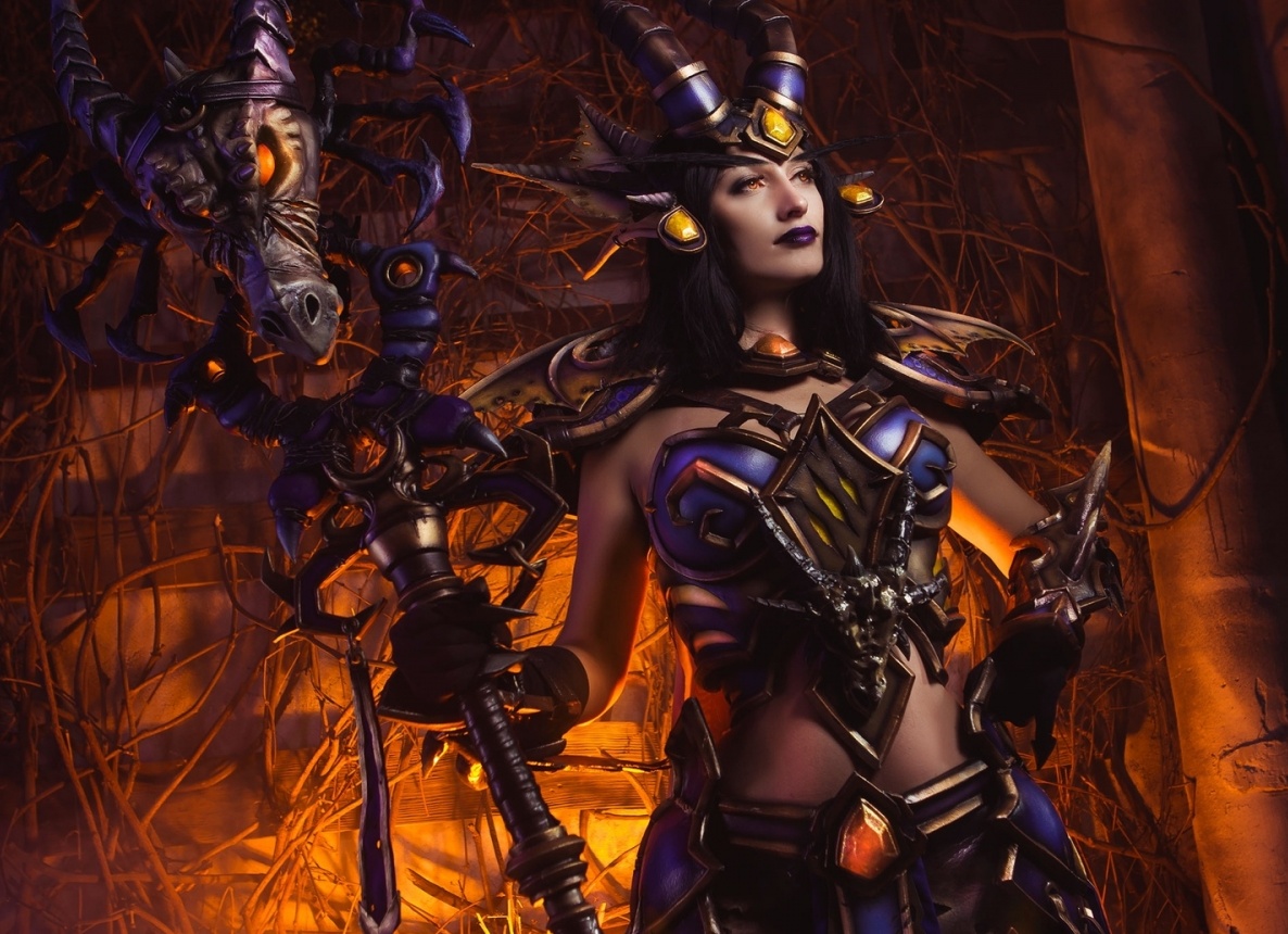 «World of Warcraft»: Косплей Леди Синестры, её супруга Смертокрыла и пленённой ими Королевы Алекстразы
